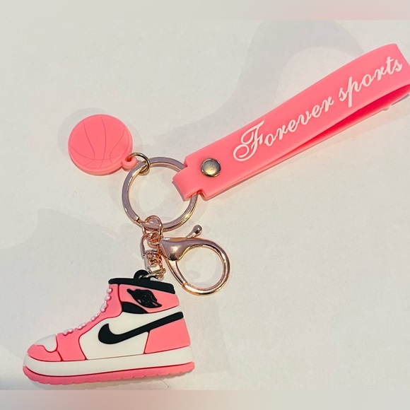 Cute mini soft pink Nike Jordan 1 shoe keychain - Picture 1 of 2
